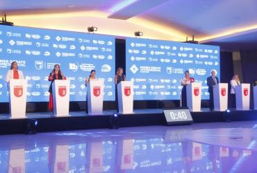 El debate vicepresidencial empezó con retraso y fue dividido en dos bloques.