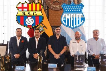 José Nogales de Barcelona, Carlos Morán, director de Deportes de la Alcaldía, Aquiles Álvarez, alcalde de Guayaquil, César Avilés de Emelec y Miguel Ángel Loor de LigaPro;