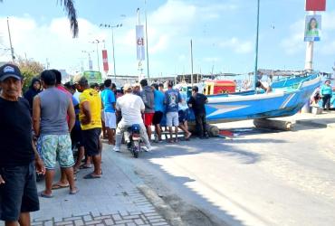 Comuneros pusieron una lancha en media vía para protestar por los robos.