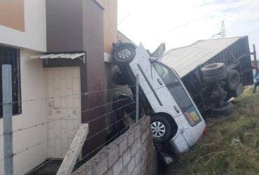 El camión arrastró un auto y ambos quedaron estrellados sobre la pared de una vivienda en el sector Seminario en Ambato.