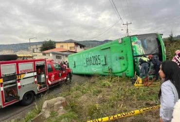 Comuneros y paramédicos auxiliaron a los heridos junto al bus volcado en el caserío San Antonio de Pondoa.