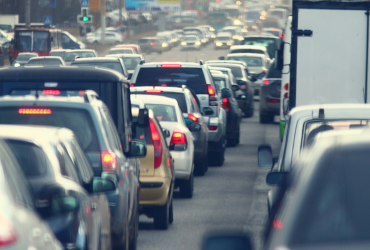 El Pico y Placa en Quito busca reducir la congestión vehicular y la contaminación ambiental en horas pico, limitando la circulación de ciertos vehículos según el último dígito de su placa.