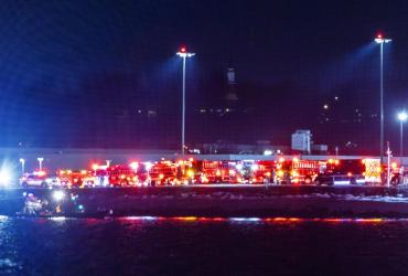 Equipos de rescate se reúnen para responder a un accidente aéreo en el río Potomac, cerca del Aeropuerto Nacional Ronald Reagan en Washington.