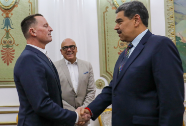 Nicolás Maduro saludando al enviado especial del presidente de Estados Unidos Donald Trump, Richard Grenell.