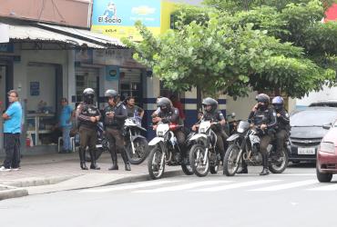 La Policía investiga el crimen en la calle Ayacucho de Guayaquil.