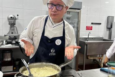 El humorista muestra el plato que aprendió en una escuela culinaria.