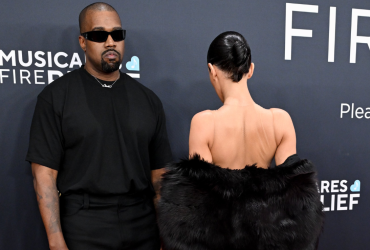 Kanye West y su esposa en los Grammys 2025.