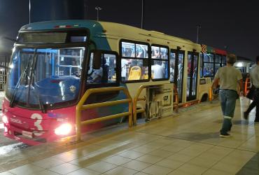 Al parecer, las puertas de los nuevos buses no abastecen para la subida y bajada.