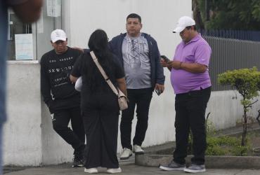 Familiares de un fallecido en el cantón Playas llegaron hasta la morgue a retirar su cadáver.