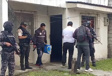 Policías llegaron a la casa de la víctima para tomar procedimiento.