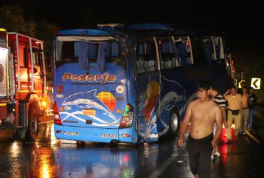 Un bus de pasajeros se vio involucrado en accidente de tránsito.