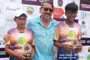 Roberto Erazo (campeón), Jonhny Saldivias (director) y Dylas Assan (vicecampeón) en la premiación de 14 años.