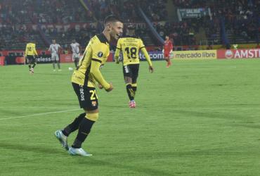 Joaquín Valiente celebra ante El Nacional.