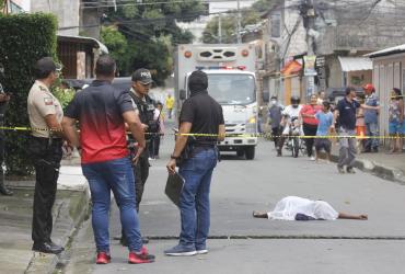 El cuerpo de la víctima quedó tendido en la calzada.