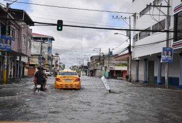 La calle Marcel Laniado, en el centro de Machala, amaneció inundado. El agua llegaba hasta los 40 centímetros.