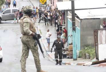 Agentes policiales retiraron tres de los cadáveres en el sitio.