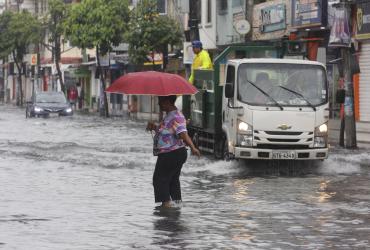 A los ciudadanos en Sauces les llegaba el agua hasta las pantorrillas.