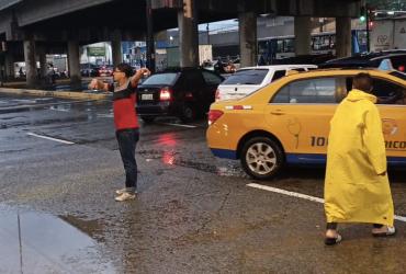 Ciudadanos tomaron la iniciativa de dirigir el trafico en la vía Daule, debido al gran embotellamiento.