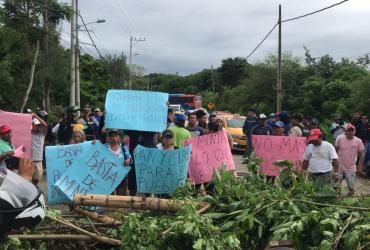 Los comuneros bloquearon un tramo de la Ruta del Spondylus.