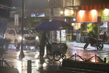 En zonas aledañas a la avenida Víctor Emilio Estrada, en Urdesa, y la avenida de las Américas el aguacero espantó a peatones.