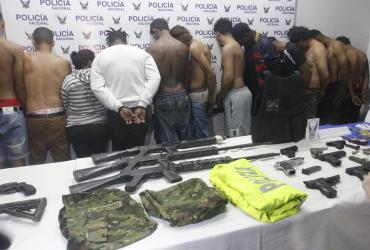 Además de los detenidos hubo evidencias como armas y sustancias sujetas a fiscalización.