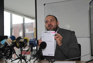 Juan Esteban Guarderas presentó, en rueda de prensa, su tesis de fraude electoral.