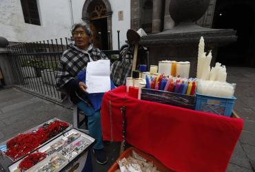 Quito: la abuelita que ruega por un permiso para vender sus velas