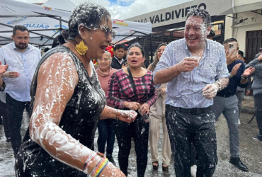 Lourdes Tibán y el alcalde de Cuenca, Cristian Zamora.