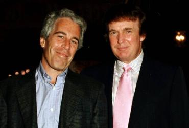 Jeffrey Epstein junto a Donald Trump, en una reunión en Palm Beach (Florida), en 1997.