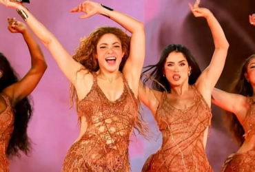 Natalia Palomares, junto a Shakira durante un concierto.