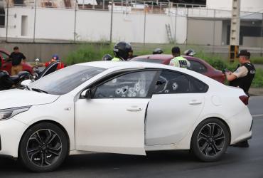 Agentes policiales acudieron al sitio para recabar indicios del suceso criminal.