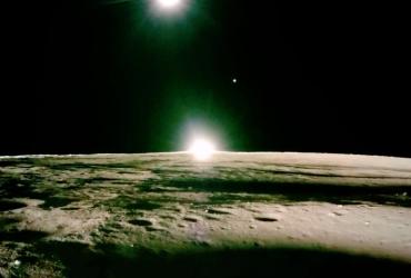 Imagen debajo del resplandor del horizonte sobre la superficie de la Luna mientras el sol cae.