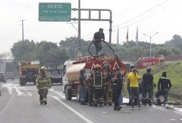 Bomberos dan versión sobre derrame de combustible en Guayaquil.