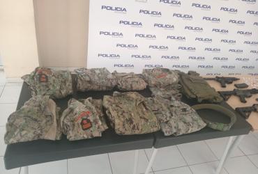 Entre las evidencias se encontraron varios chalecos de militares.