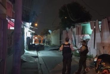 Una vivienda en el barrio Adolfo Bucaram quedó parcialmente destruida tras un ataque con explosivos.