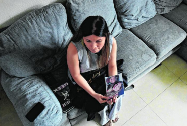 Roxana Ramos contempla una de las últimas fotografías que  se tomó junto  a su hijo.