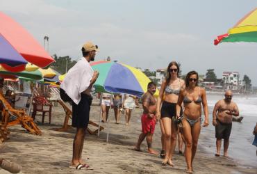 Miles de turistas disfrutaron de las playas de Santa Elena.