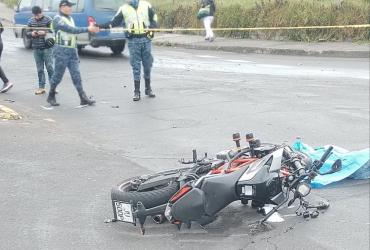 1. El motociclista se habría pasado una señal de tránsito e impactó violentamente contra la parte trasera del camión.