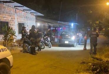 Crimen en Portoviejo: los agentes revisan el vehículo donde se movilizaban los supuestos sicarios.