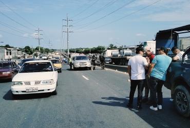 El hecho violento ocasionó un fuerte congestionamiento vehicular en la vía.