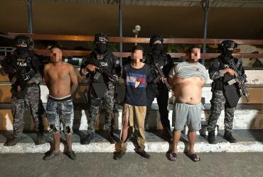 Estos son tres de los cuatro  detenidos tras el operativo. El faltante fue herido de bala tras el uso legítimo de la fuerza de los uniformados.