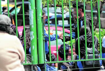 Quito: Alerta en educadores por menores que beben y fuman afuera de los colegios