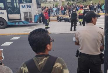 policía muere al ser embestido por una ecovía en Quito