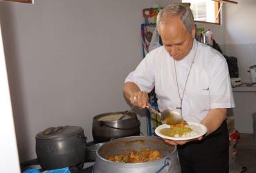 Esta es la imagen viral donde se observa a Prevost sirviendo un plato de ‘concentrado’.