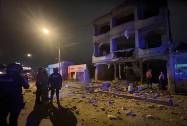 El ataque con explosivo dejó al menos cuatro viviendas afectadas.