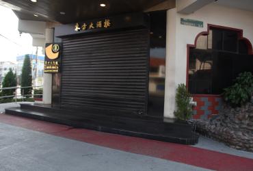 En las inmediaciones del restaurante quedaron rastros del hecho violento.