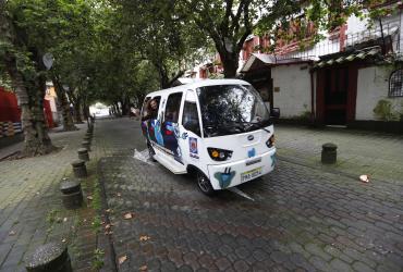 Turistas disfrutan de uno de los primeros viajes del 'mariscarrito'.