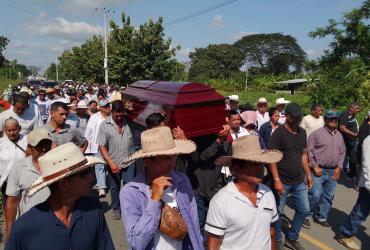 Así fue el funeral de Gladys Echever en Colimes.