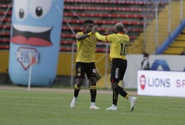Felipe Caicedo y Gustavo Vallecilla en el festejo del empate.