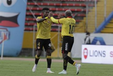 Felipe Caicedo y Gustavo Vallecilla en el festejo del empate.